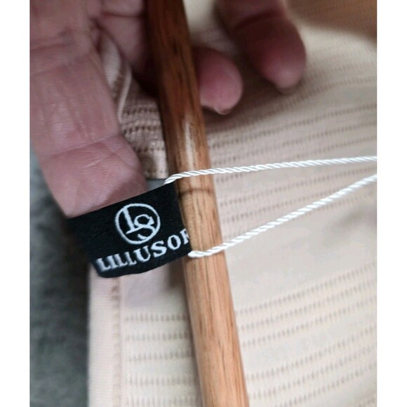 Lillusory Womens Tank Top M Beige Pleated Textured Stretch Soft Layering New - Picture 3 of 12